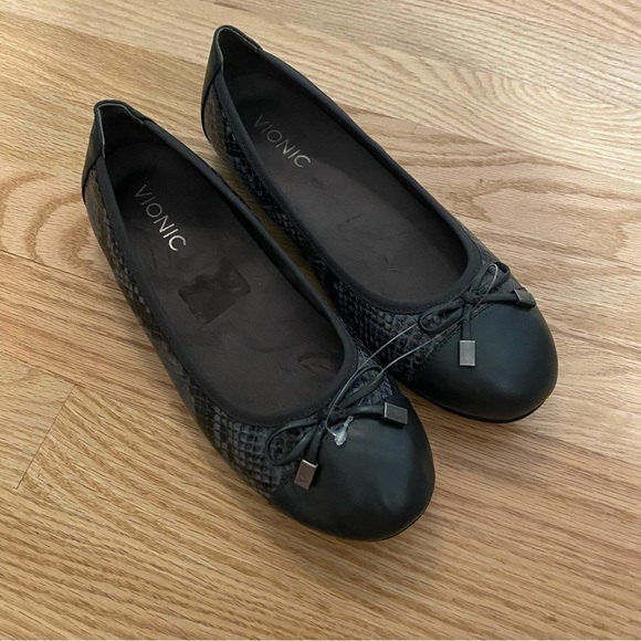 Vionic Black Leather Flats Sz 7 Women’s Bow Toe Shoes - Picture 2 of 7